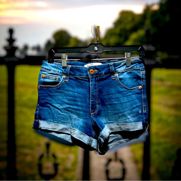 EUC ✅ Celebrity Pink. Be SUMMER ☀️🏝️ READY in these comfy denim shorts  SZ 7/28 - Picture 1 of 5
